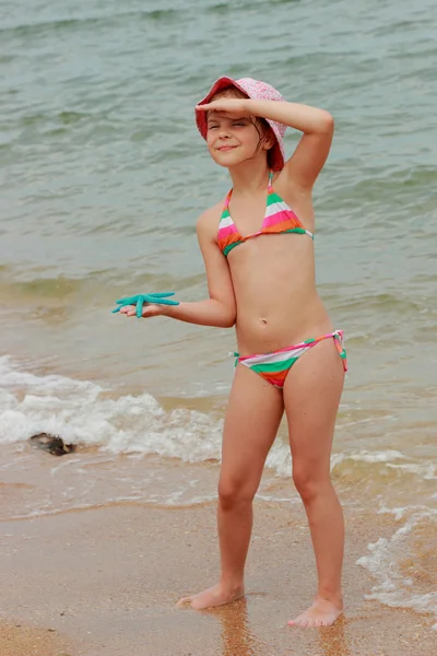 Sexy Junge Kaukasische Model Bikini Posiert Strand Über Dem Meer — Stockfoto
