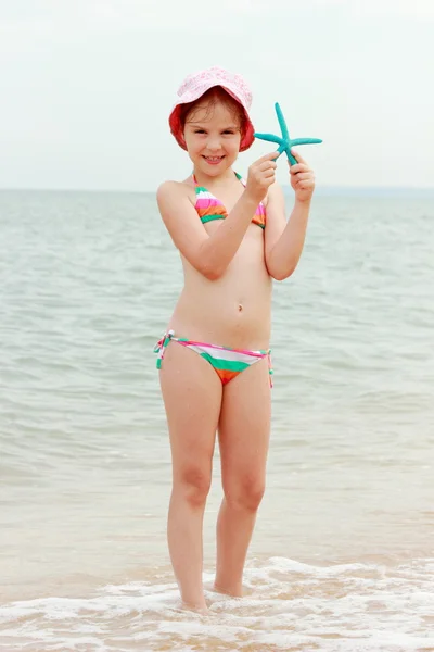 Klein meisje over de Zwarte Zee — Stockfoto