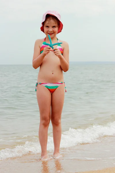 Kleines Mädchen über dem schwarzen Meer — Stockfoto