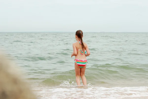 Entzückendes Kleines Mädchen Mit Seestern Tropischen Strand — Stockfoto