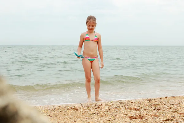 Bedårande Liten Flicka Med Sjöstjärna Den Tropiska Stranden — Stockfoto