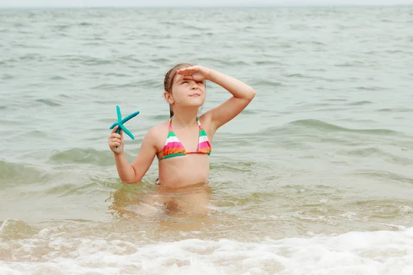 Charming Smiling Little Girl Swims Sea Starfish — Stock Photo, Image