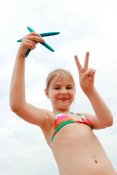 Gelukkig Vrolijk Meisje Met Zeester Een Zomerdag Het Thema Zomervakantie — Stockfoto