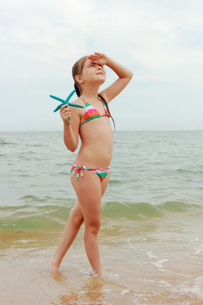 Menina Alegre Feliz Com Estrela Mar Dia Verão Tema Férias — Fotografia de Stock