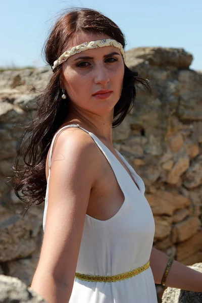 Frau in der antiken Stadt — Stockfoto