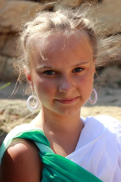 Encantadora Joven Sonriente Una Túnica Griega Sostiene Una Rama Olivo — Foto de Stock