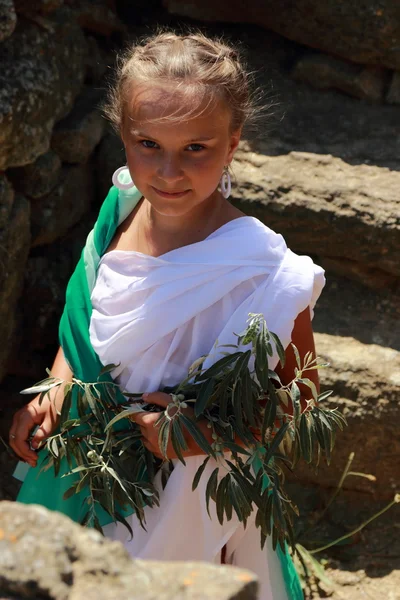 科尔奇市Geroevskoe村一座古城尼布洛姆的考古遗址上 一个身穿希腊紧身衣的迷人的年轻姑娘手持橄榄枝 — 图库照片