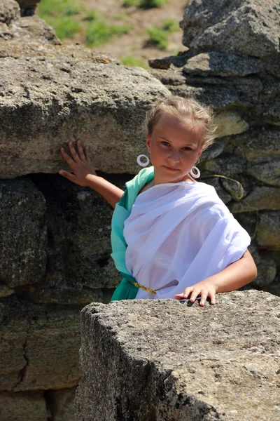 Charmant Lächelndes Junges Mädchen Griechischer Tunika Hält Einen Olivenzweig Auf — Stockfoto