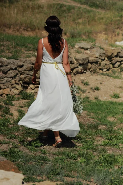 Greek woman in ancient town — Stock Photo, Image