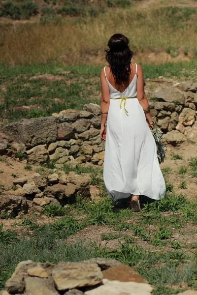 Griechische Frau in der antiken Stadt — Stockfoto