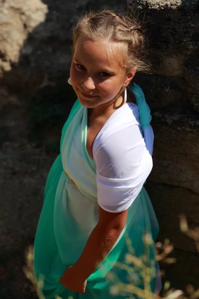 小女孩抱着希腊的安菲拉 — 图库照片