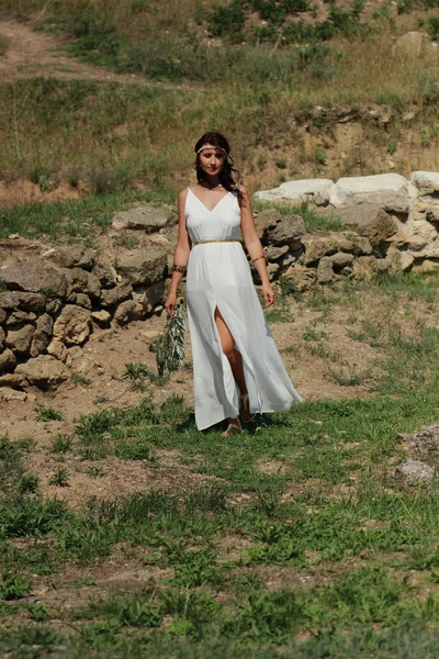 Greek woman in ancient town — Stock Photo, Image