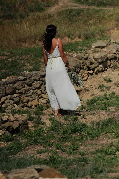 Griekse vrouw in de oude stad — Stockfoto