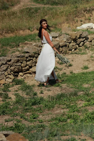 Griekse vrouw in de oude stad — Stockfoto
