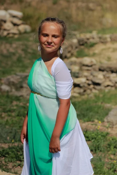 Little girl holding a Greek amphora — Stock Photo, Image