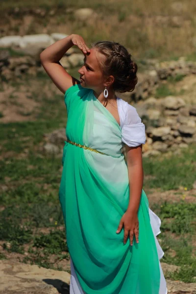 Little girl holding a Greek amphora — Stock Photo, Image