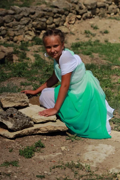 Charmigt Leende Ung Flicka Grekisk Tunika Håller Olivkvist Bakgrunden Den — Stockfoto