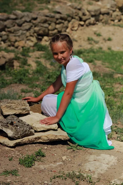 Little girl holding a Greek amphora — Stock Photo, Image