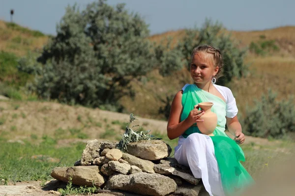 Little girl holding a Greek amphora — Stock Photo, Image