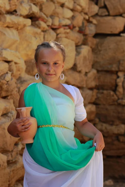 Little girl holding a Greek amphora — Stock Photo, Image