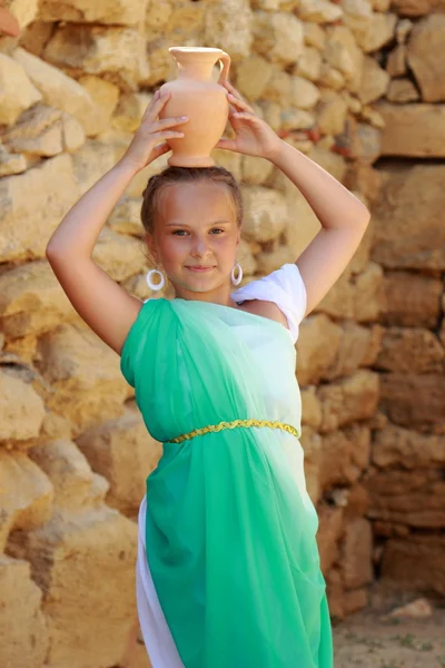 Милая Маленькая Девочка Красивыми Волосами Длинной Тунике Держит Греческую Амфору — стоковое фото