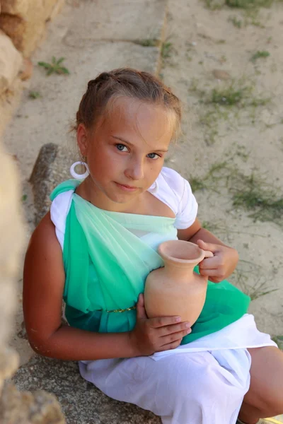 Little girl holding a Greek amphora — Stock Photo, Image