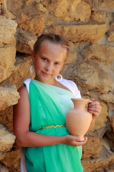 Little girl holding a Greek amphora — Stock Photo, Image