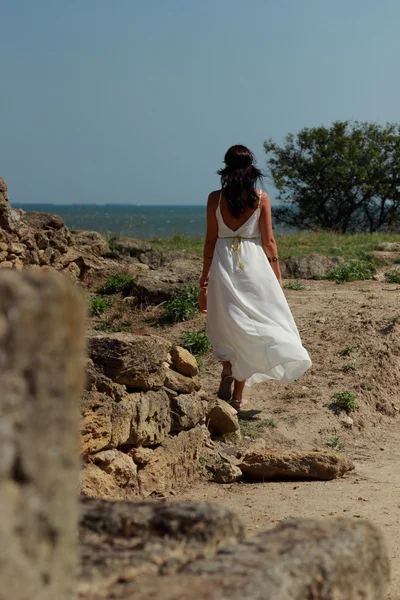 Carino Ragazza Lungo Abito Bianco Stile Greco Sugli Scavi Dell — Foto Stock