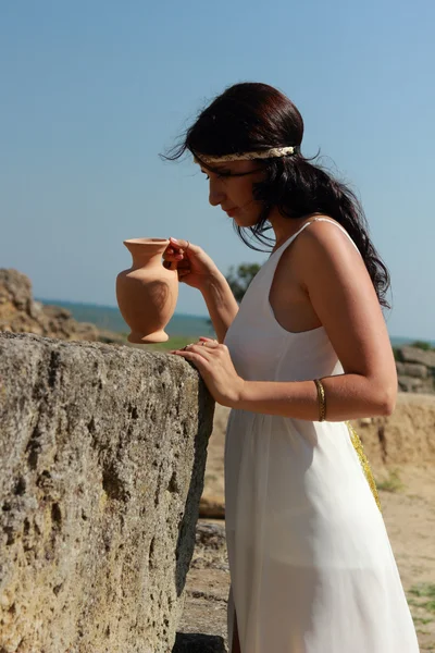 Greek woman in ancient town — Stock Photo, Image