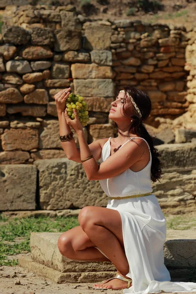 Greek woman in ancient town — Stock Photo, Image