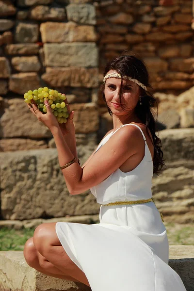 Jovem Atraente Com Cabelo Estilo Grego Longo Vestido Branco Segurando — Fotografia de Stock