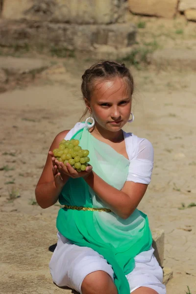 Nettes Kleines Mädchen Mit Schönem Haar Einer Langen Tunika Mit — Stockfoto