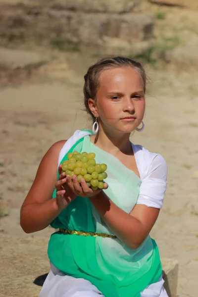 Little girl holding a Greek amphora — Stock Photo, Image