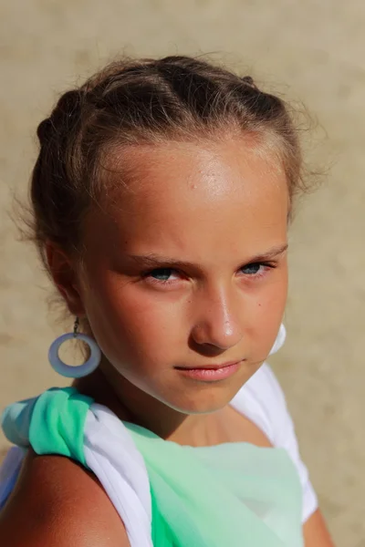Cute Little Girl Pięknymi Włosami Długiej Tunice Gospodarstwa Greckiej Amfory — Zdjęcie stockowe