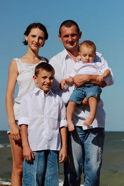 Familie buiten — Stockfoto