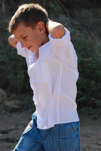 Knappe jongen buiten — Stockfoto