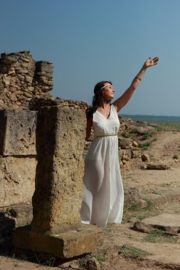 Karadeniz, Kerç, Kırım kıyısında kazılar üzerinde antik Yunan tanrıçası Yunan tarzı uzun beyaz bir gelinlikle güzel kız gibidir