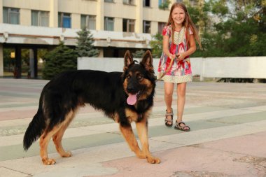 Köpekli küçük kız.