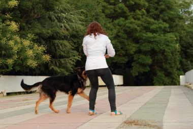 Kadın ve köpek açık