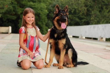 Köpekli küçük kız.