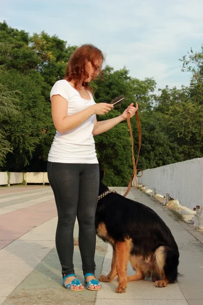 Женщина и собака на открытом воздухе — стоковое фото