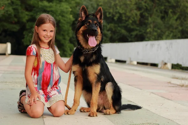 Liten flicka med hund — Stockfoto