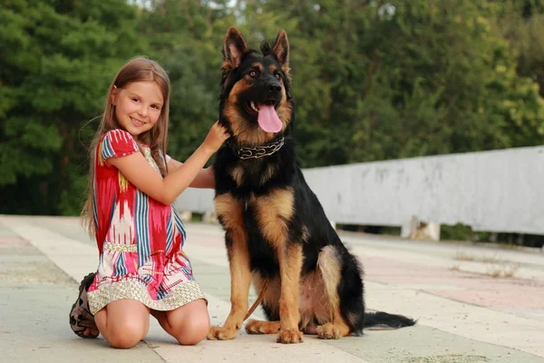 Liten flicka med hund — Stockfoto