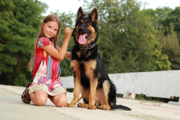 Liten flicka med hund — Stockfoto