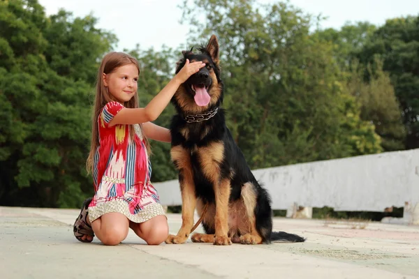 Kleines Mädchen mit Hund — Stockfoto