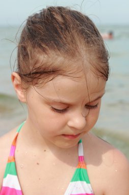 Parlak bir mayo mutlu sevimli küçük kız oynamak ve eğlenmek vasıl belgili tanımlık kıyı tatil ve yaz tatil