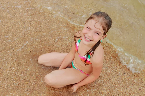 Seashell in kid hand — Stockfoto