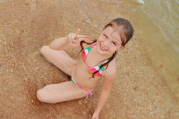 Seashell in kid hand — Stock Photo, Image