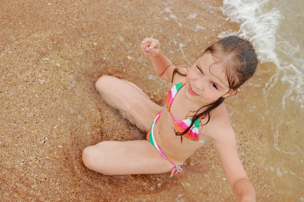 Concha de mar en mano de niño — Foto de Stock