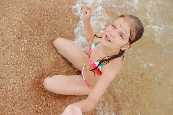 Seashell in kid hand — Stockfoto